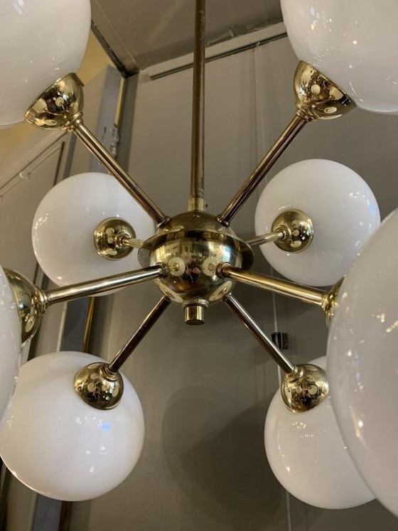 Lustre Sputnik en laiton doré avec 8 globes en verre opalin, années 1970 – Brass, Glass, Italian Design (photo 2 of 11)
