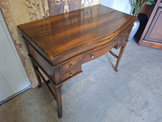 Image 1 of Klassieke Engelse openklapbare schrijftafel, secretaire, desk met lederen inleg  afm. 106x57cm en 84cm hoog.