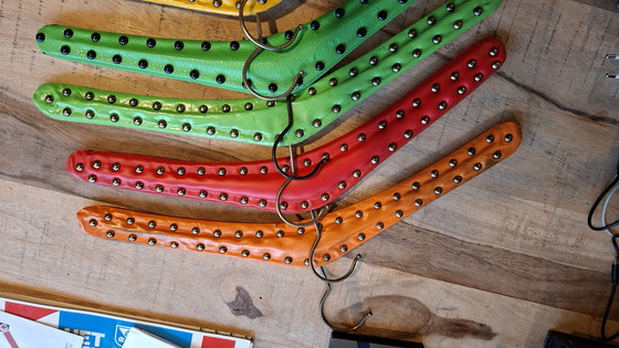 Image 1 of Vintage kledinghangers van skai met metalen studs uit de jaren 50/60diverse kleuren 