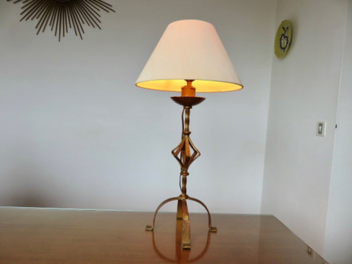 Grote smeedijzeren lamp met een gouden patina in de "art & crafts"-stijl.