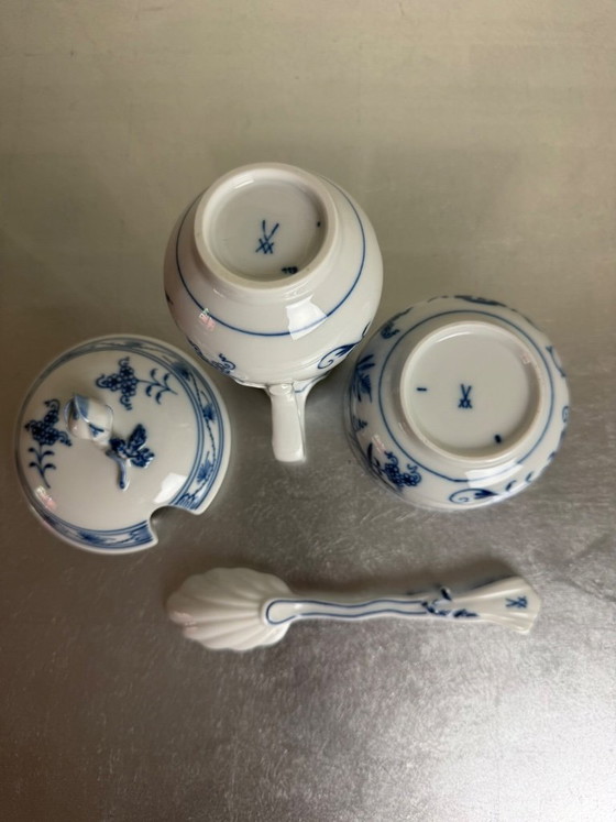 Image 1 of Original Meissen Milk & Sugar Set, Onion Pattern – Milk Jug, Sugar Bowl & Porcelain Spoon – 1st & 2nd Choice – Excellent Conditi