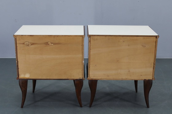 Image 1 of Pareja de mesillas de noche italianas de mediados de siglo en nogal con tapa de cristal, años 50