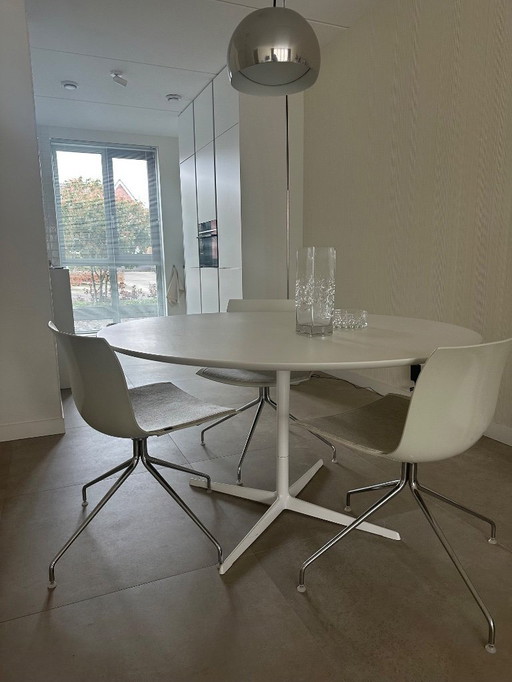 Table de salle à manger ronde blanche Arper Eolo 137 cm