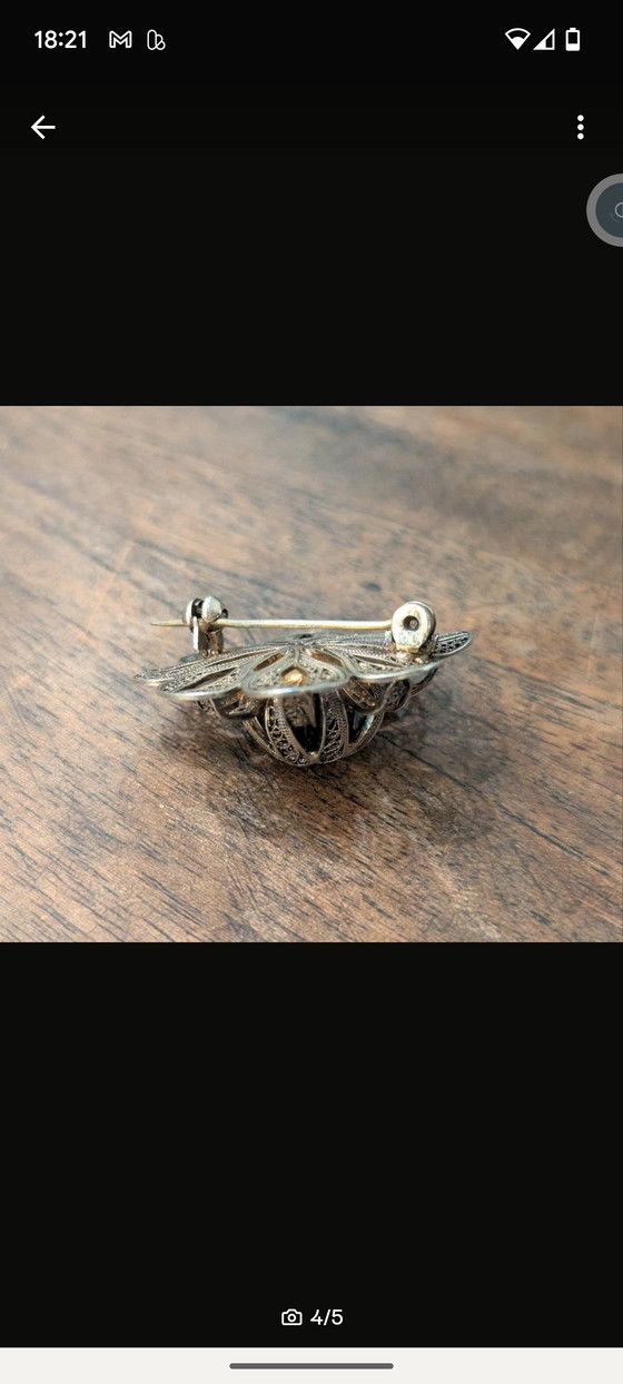 Image 1 of Beautiful old silver brooch gold plated / flower

Genuine silver gold plated

Have a look at my other items