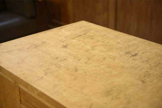 Image 1 of Engels bureau van berkenhout met inlegwerk in bijenmotief, jaren 1950