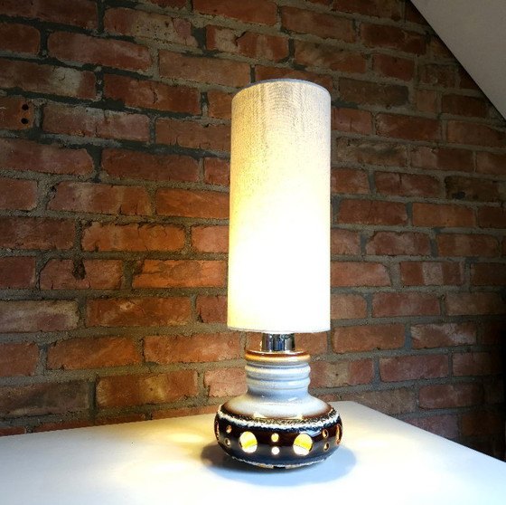 Image 1 of Vintage keramieken tafellamp; retro aardewerken lampenvoet van Herda met nieuwe handgemaakte lampenkap, west germany, fat lava t