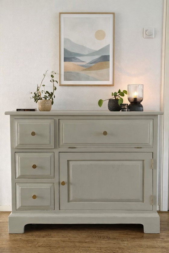 Image 1 of Landelijk kastje / dressoir – beige met messing knoppen