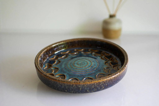 Plato de cerámica de estilo modernista, obra de Michael Andersen, Dinamarca, década de 1960.
