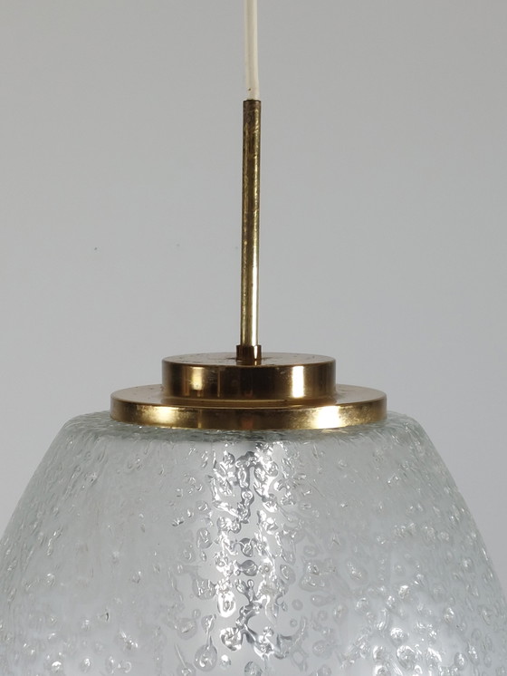 Image 1 of Lampada a sospensione vintage in vetro ghiacciato di metà secolo Doria in ottone