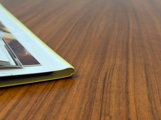 Image 1 of Mesa redonda con tablero de nogal, años 70