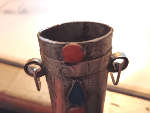 Decoratieve schede voor een messing dolk