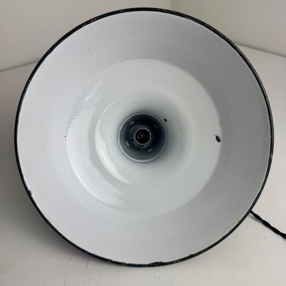 Image 1 of Lampada a sospensione industriale antica, smaltata, per officina.