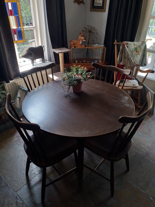 Eethoek, ronde/uitschuifbare tafel, spijltjesstoelen + 2 armleuningstioelen