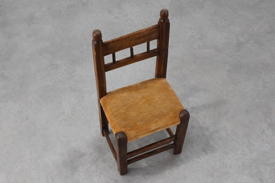 Image 1 of Spanischer, handgeschnitzter Eichenstuhl aus dem 19. Jahrhundert mit Velourssitz