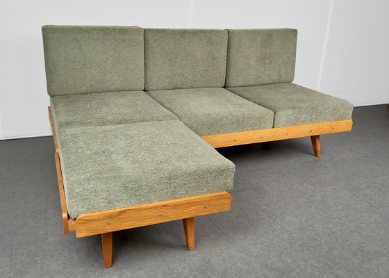 Vintage Hoekbankbed met Ottoman, jaren 60, Tsjecho-Slowakije – Tatra Nábytok, 3-5 zitsbanken, Textiel, Hout (photo 4 of 15)