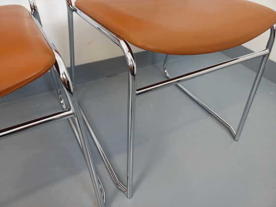 Image 1 of Set di 4 sedie a slitta vintage degli anni '70 in metallo cromato e similpelle color cognac