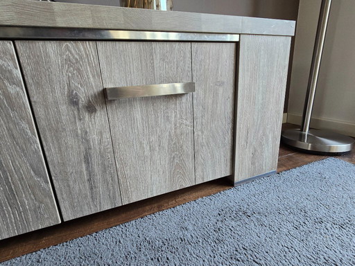 Mueble de TV moderno y robusto