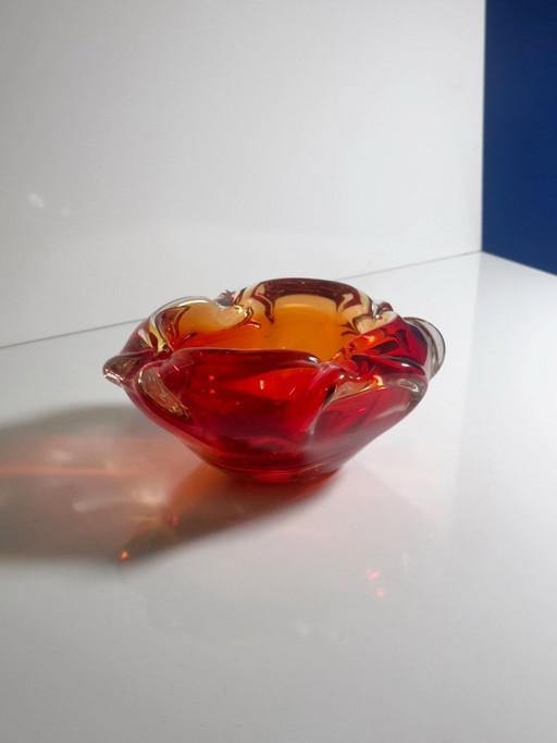 Asbak van glas in Boheemse stijl, rood en oranje, Tsjechoslowakije, circa jaren 60. – schalen, Murano Glass (photo 2 of 6)