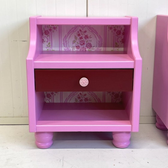 Image 1 of Set di 2 comodini con carta da parati rosa/rosso/vintage, unico nel suo genere.