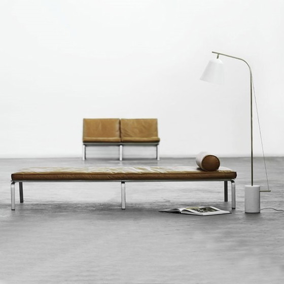 Image 1 of Lampada da terra NORR11 Line One, bianca/ottone e marmo.