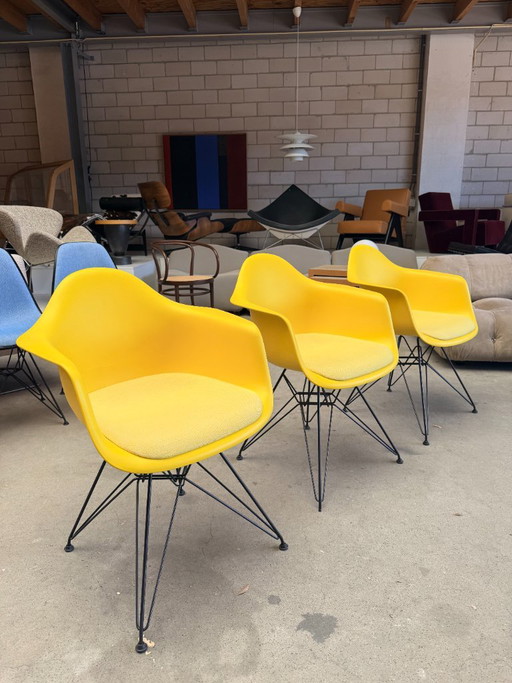 Silla Vitra Eames DAR con cojín fijo (Stock: 3) – eetkamerstoelen, Metal, Plastic (photo 2 of 15)