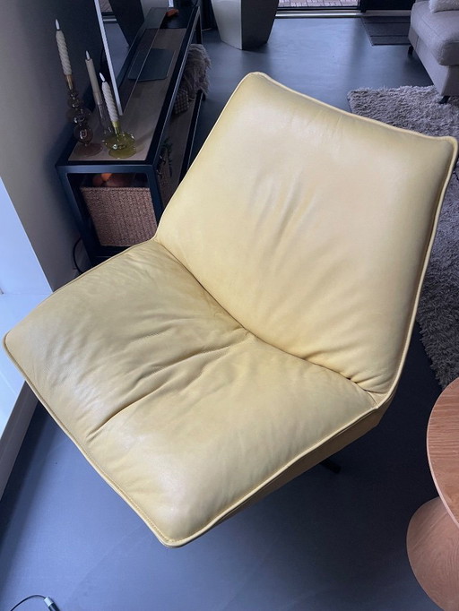 2 poltrone girevoli in pelle gialla Lederland