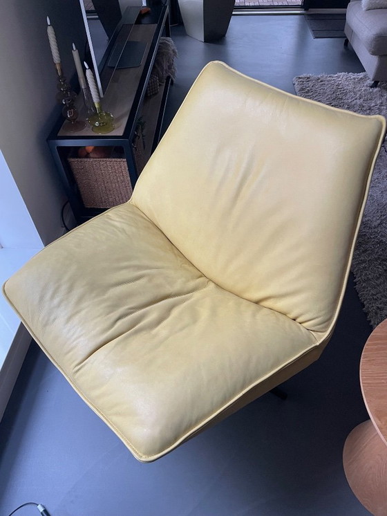 Image 1 of 2 sillones giratorios Lederland de cuero amarillo
