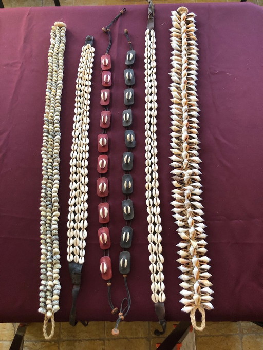 Collectie traditionele schelp- en kauri-gordels uit West-Afrika en Melanesië.