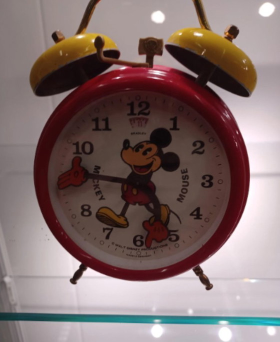 Image 1 of Vintage Mickey Mouse wekker met dubbele bel - Mechanische Disney-wekker met opwindmechanisme - Verzamelobject uit de jaren 70 va