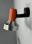 Mid Century wandspot in oranje en geborsteld aluminium – verstelbare designklassieker