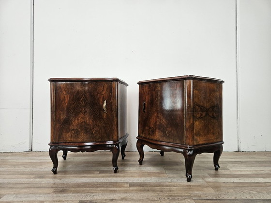 Een paar Chippendale nachtkastjes uit de jaren 1940, gemaakt van wortelnotenhout. – Wood, Klassiek (photo 4 of 16)