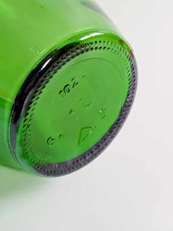 Image 1 of Vase bouteille en verre vert vintage, soufflé à la main, élément sculptural pour présenter un seul flacon.