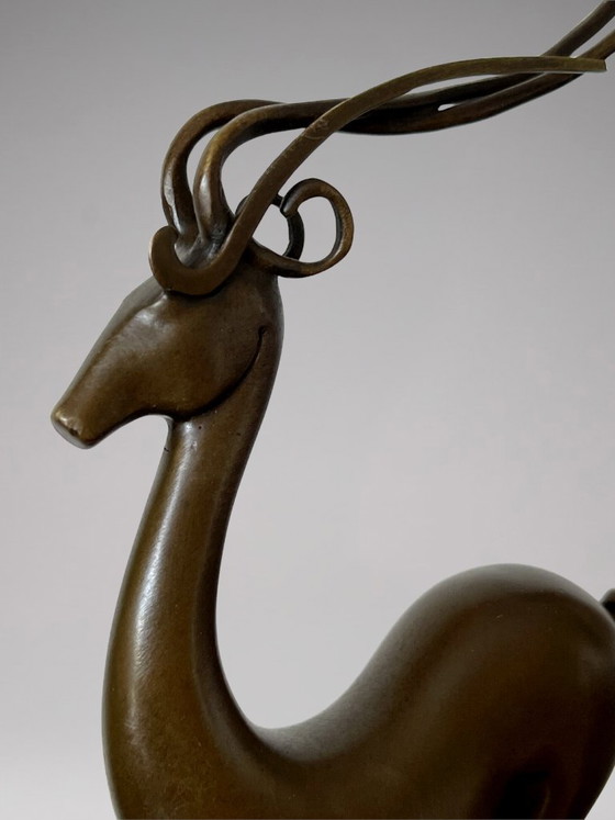 Image 1 of Escultura de ciervo Art Déco en bronce patinado, firmada por Coenrad, sobre una base con efecto mármol - 40 cm