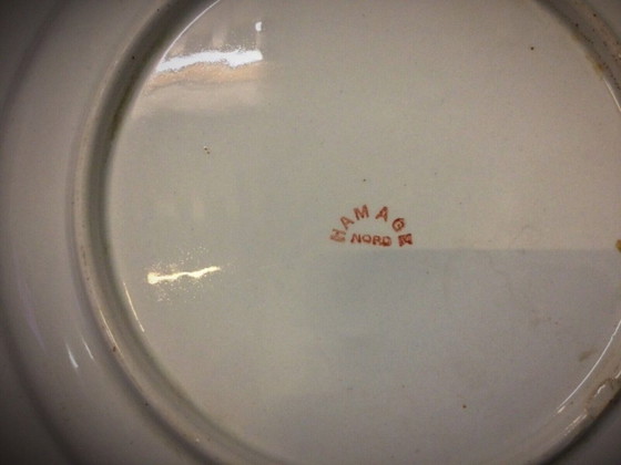 Image 1 of Antieke faience plaat – "Hamage Nord" ontwerp met vrouw en zwaard, 20e eeuw of eerder - 2Y12