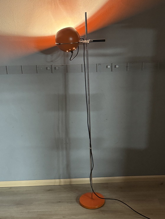 Image 1 of Lampada da terra vintage – Gepo / Gerda – paralume sferico in metallo arancione – design Space Age anni '70