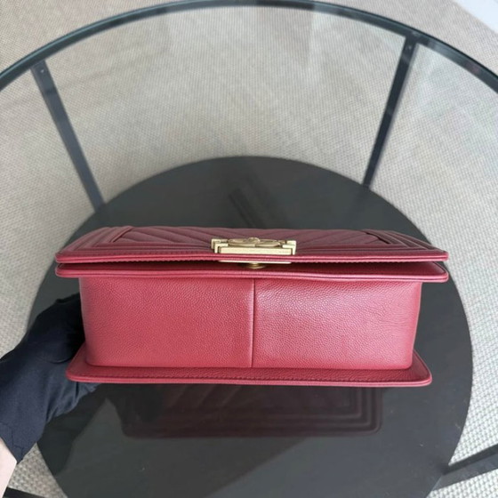 Image 1 of Chanel Boy Medium - 25CM Chevron Rood Goudkleurige Hardware Serie 25