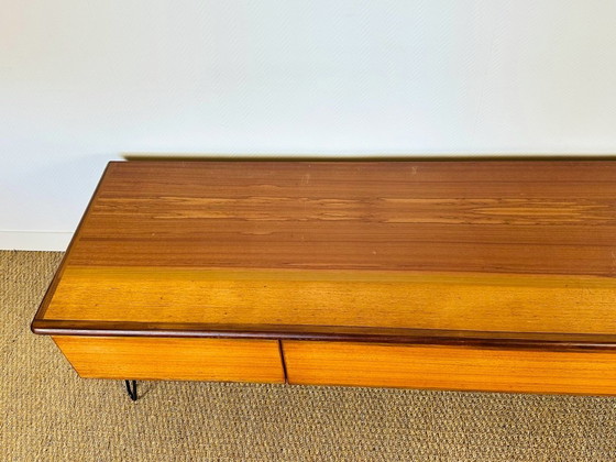 Image 1 of Aparador bajo escandinavo de teca con patas de horquilla, 1960.