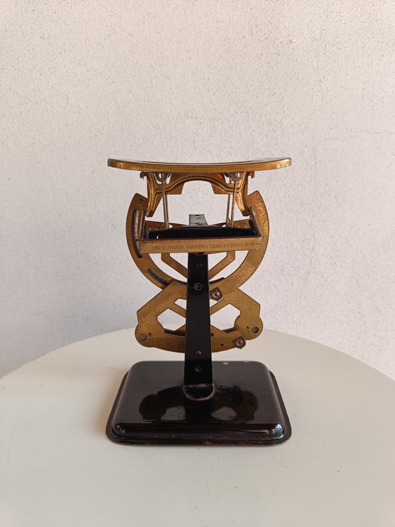 Image 1 of Escala de letras holandesa antigua “bilateral”, latón y esmalte, años 40-50.