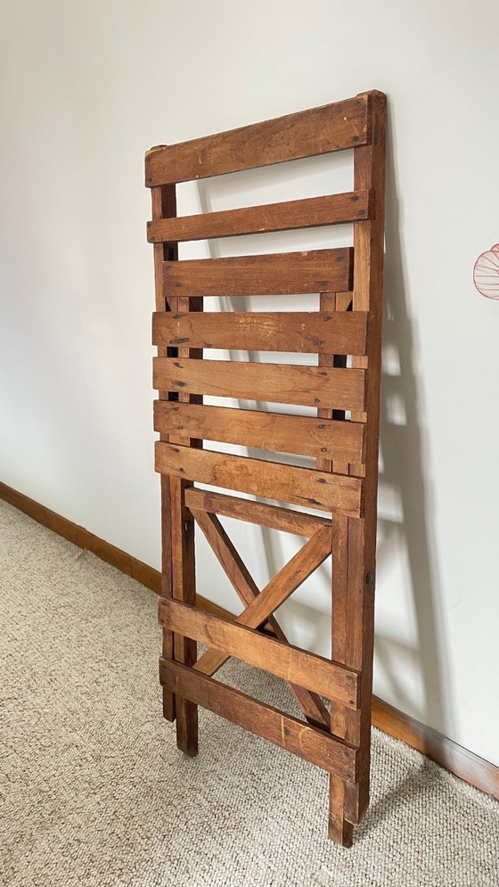 Image 1 of Antieke opklapbare houten stoel, een praktische en geometrische zitplaats. We zijn helemaal gecharmeerd van deze antieke stoel.