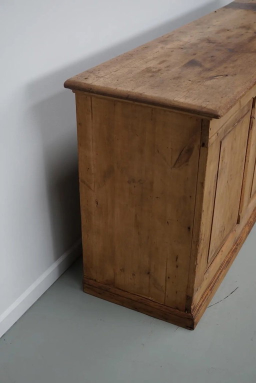 Mobiletto rustico da farmacia tedesco d'epoca / bancone da negozio in pino, anni '30
