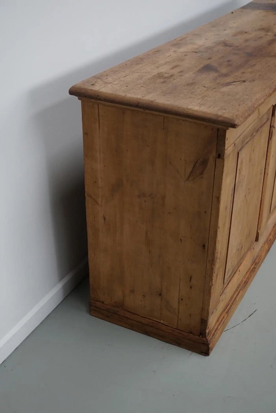 Image 1 of Mobiletto rustico da farmacia tedesco d'epoca / bancone da negozio in pino, anni '30