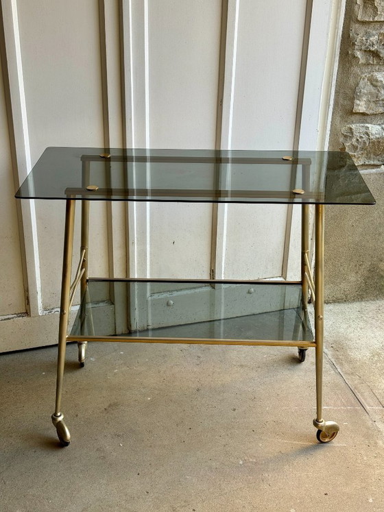 Image 1 of Carrello di servizio a due livelli in vetro fumé e metallo dorato
