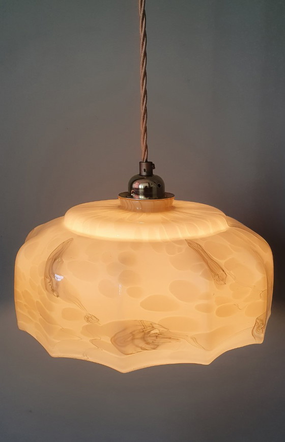Image 1 of Grande lampada a sospensione vintage in vetro opalino in stile Art Déco.