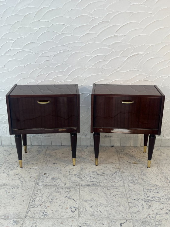 Image 1 of Een paar vintage nachtkastjes uit de jaren 60 met messing spijlenpoten.