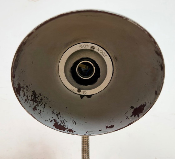 Image 1 of Lampe de table vintage en bakélite brune à col de cygne, années 1950