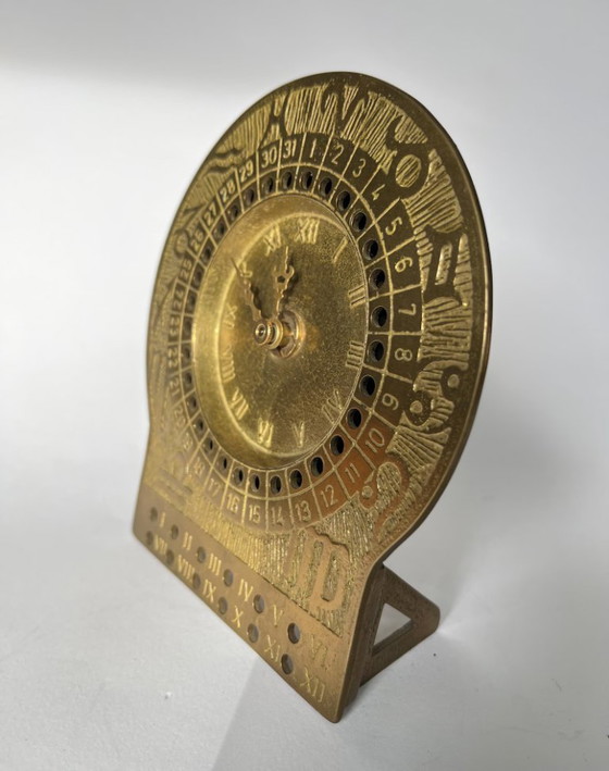 Image 1 of Mid-century brutalist brass zodiac desk clock met datumkalender – 1960s West Germany