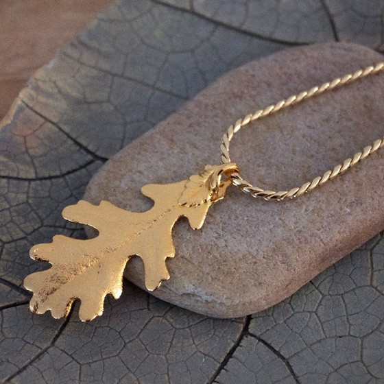 Image 1 of Vintage eikenbladhanger aan een goudkleurige ketting