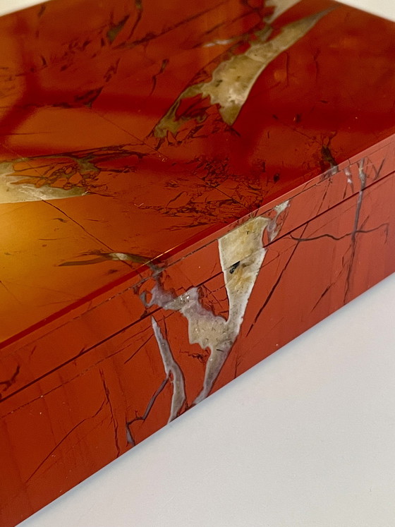 Image 1 of Schatulle aus rotem Jaspis mit Quarz Einschmelzungen 