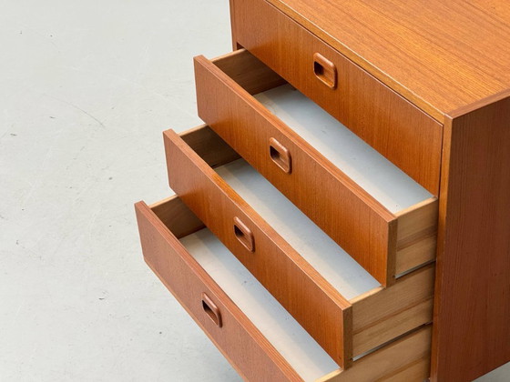 Image 1 of Cómoda de mediados de siglo con patas chapadas en teca, década de 1960.