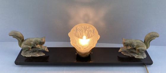 Image 1 of Art Deco Tafellamp | Vintage Marmeren Lamp Met Eekhoorns | Antieke Franse Beeldlamp | 1920s Dierenlamp